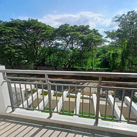Acacia Estates Taguig Aparthotel Манила Екстериор снимка
